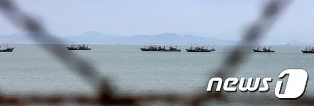 北朝鮮が14日、昨日に続いて黄海のNLL（北方限界線）の北上で海上射撃を開始したと、韓国合同参謀本部が明らかにした。（写真は7日NLL付近に集まる中国漁船 / 提供:news1