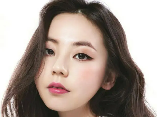 韓国ガールズグループ「Wonder Girls」元メンバーで、女優として活動しているソヒが人形のような美貌を披露し、視線を引き付けている。