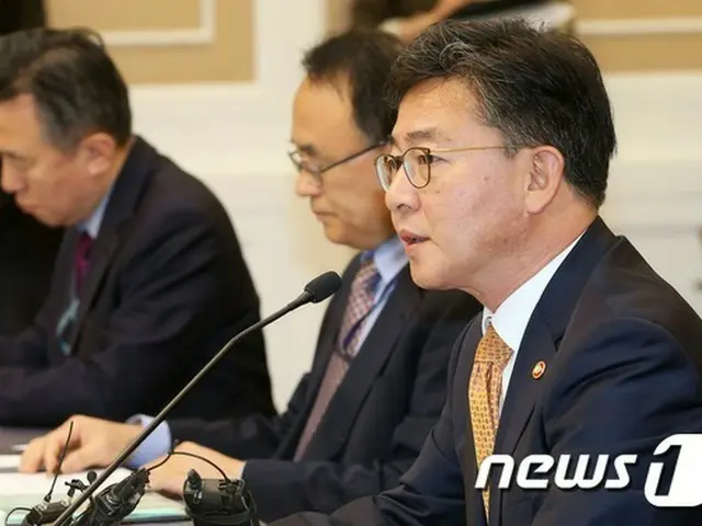 韓国の洪容杓統一部長官は22日、北朝鮮が潘基文国連事務総長の開城工業団地訪問許可を撤回したことと関連し、「国内だけでなく、国際社会でもこのような動きは理解できない」と強く非難した。