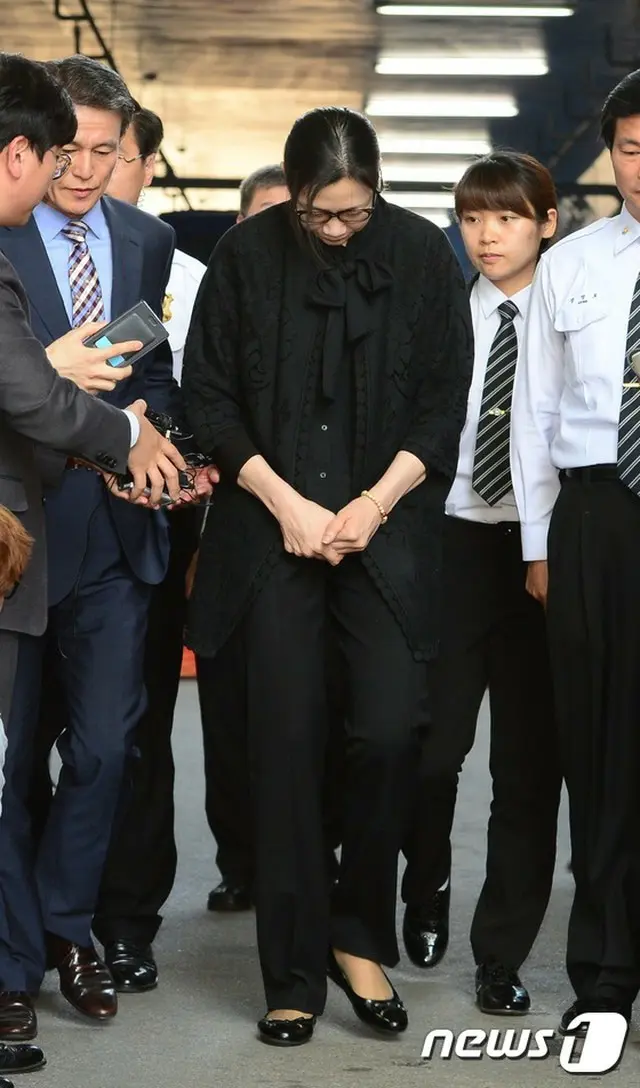 控訴審での宣告直後、大韓航空チョ・ヒョナ（趙顕娥）前副社長（40）は拘置所へ戻らず、家族が用意した私服に着替えて自宅へと帰った。