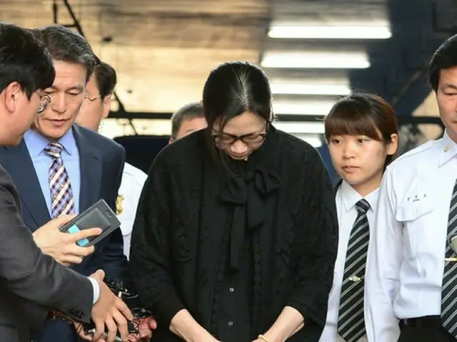 控訴審での宣告直後、大韓航空チョ・ヒョナ（趙顕娥）前副社長（40）は拘置所へ戻らず、家族が用意した私服に着替えて自宅へと帰った。