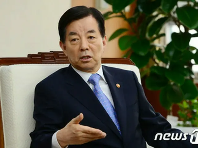 韓国政府が日韓防衛相会談で、日本の自衛隊が韓国政府の同意や要請なく朝鮮半島に進出することは不可能だという立場を重ねて伝えていく方針であると明らかにした。（写真はハン・ミング国防長官 / 提供:news1）
