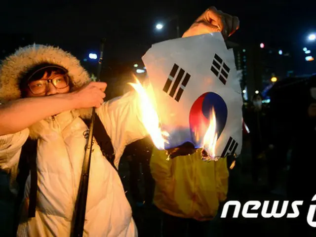 先月、セウォル号追悼集会の現場で、太極旗（韓国の国旗）を燃やして騒動を起こした20代男性が警察に逮捕された。（提供:news1）