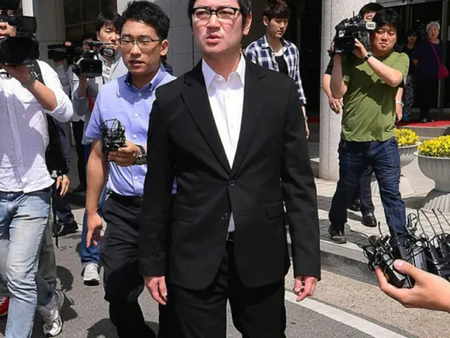 検察は、航空機内で騒動を起こし、女性乗務員に強制わいせつをした容疑で法廷に立った韓国歌手ボビー・キムに、懲役1年・執行猶予2年・罰金500万ウォン（約56万円）を求刑した。