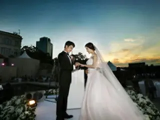 アン・ジェウク、映画のような結婚式の写真を公開