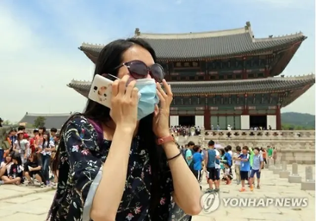 マスクをしてソウル市内を観光する中国人＝（聯合ニュース）