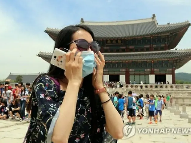 マスクをしてソウル市内を観光する中国人＝（聯合ニュース）