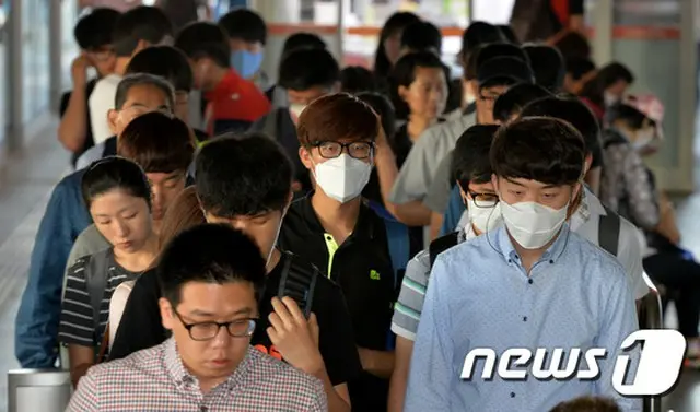 MERS（中東呼吸器症候群）感染者が35人となり、日ごとに増加している4日朝、韓国の人々は不安の中で職場、学校へと向かった。