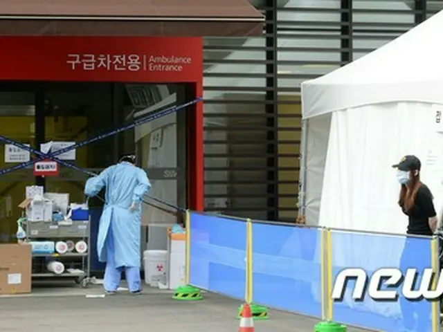 ソウル市が4日、ソウル市内のD病院医師で35人目のMERS感染者となるAさんが、発症した5月30日に1565人の市民と接触したとして感染対応策を準備すると明かしたことについてAさんは反論した。（提供:news1）