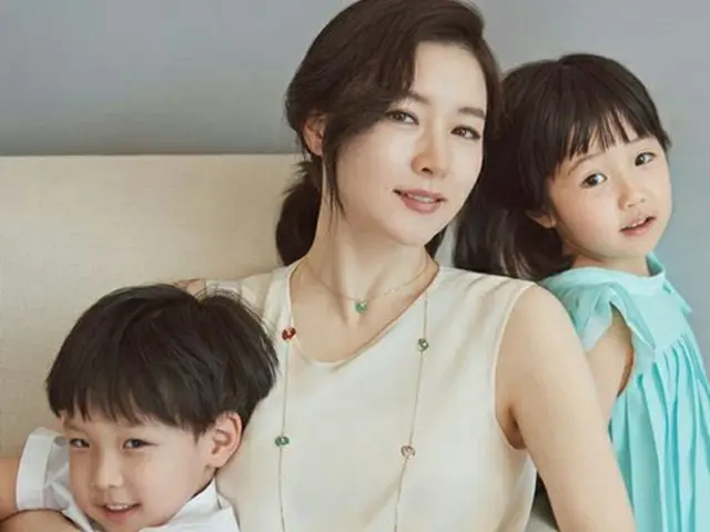 女優イ・ヨンエと自身の双子の子どもたち（提供:OSEN）