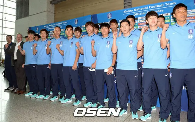 ウリ・シュティーリケ監督（60）率いるサッカー韓国代表が8日、仁川国際空港を通して出国した。写真は代表選手たちがフォトセッションに応じている。