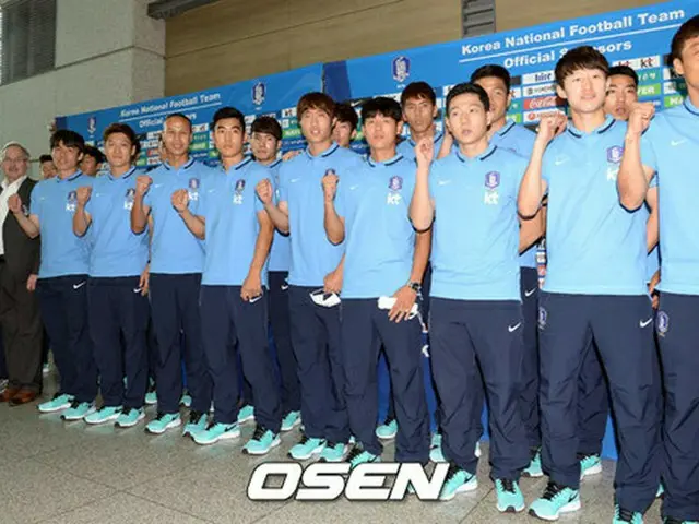 ウリ・シュティーリケ監督（60）率いるサッカー韓国代表が8日、仁川国際空港を通して出国した。写真は代表選手たちがフォトセッションに応じている。