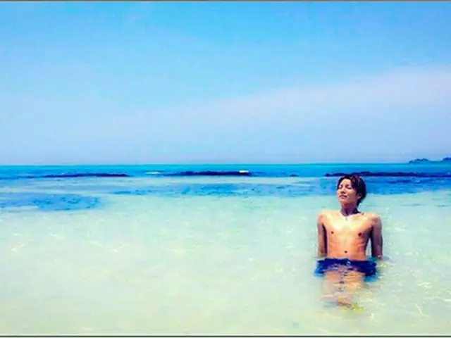 俳優ノ・ミヌが、水着姿の写真を公開して男性美をアピールした。（提供:OSEN）