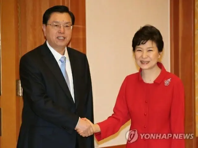 全人代の張徳江常務委員長（左）と握手する朴大統領＝１１日、ソウル（聯合ニュース）