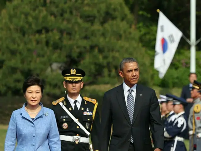 朴槿恵（パク・クネ）大統領は12日、バラク・オバマ米国大統領と電話会談を通じて、訪米延期決定による後続措置など主要案件について協議した。