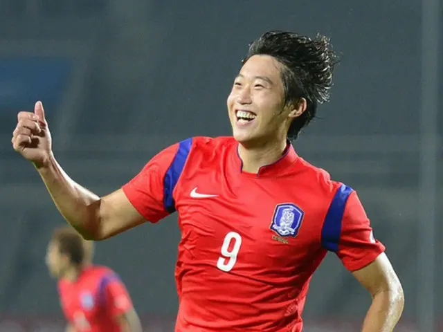 韓国サッカー代表ウリ・シュティーリケ監督が選択したニューフェイスたちが、チーム適応に大成功した。彼らの活躍に、シュティーリケ監督は思わず笑みをこぼした。（画像はJ2長崎のイ・ヨンジェ）