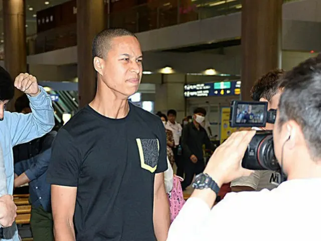 ”多文化家庭の希望”と期待された米韓ハーフの韓国サッカー代表カン・スイル（27、済州ユナイテッド）が、肩を落として帰国。暗い表情のままインタビューに応じた。