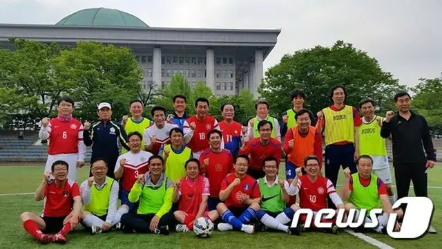 日本と韓国の国会議員が、13日午後3時から韓国・ソウルのワールドカップ競技場でサッカーの日韓戦を繰り広げる。（写真は韓国国会議員サッカー連盟所属の与野党議員 / 提供:news1）