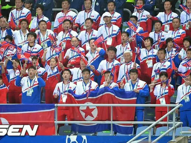 北朝鮮（146位）がウズベキスタン（74位）に大勝し、2連勝を果たした。（写真は仁川アジア大会時の応援団 / 提供:OSEN）