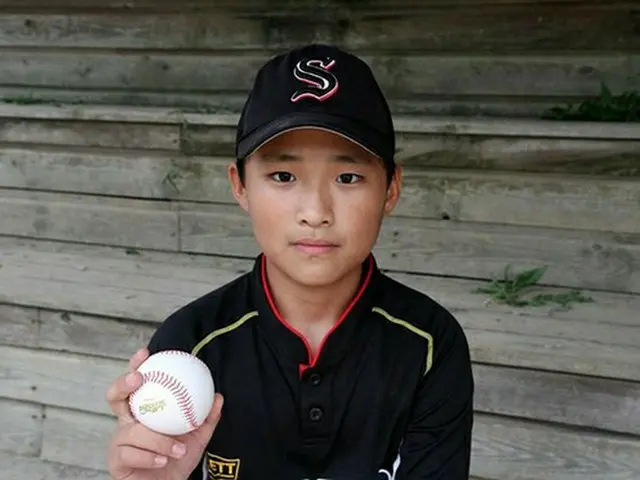 韓国・サパ小学校の野球部、ウィ・ジュビン君（6学年）が20日、昌原・馬山野球場で開かれるNCダイノスのホーム試合に始球式の投手としてマウンドに立つ。（提供:OSEN）