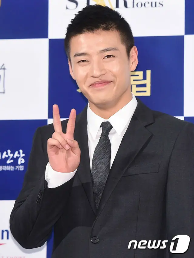 韓国俳優カン・ハヌルが、現所属事務所セムカンパニーと再契約を結んだ。