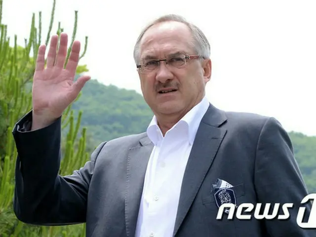 ウリ・シュティーリケ大韓民国サッカー代表監督（60）が家族と共に休息を取るため、ドイツに向かった。