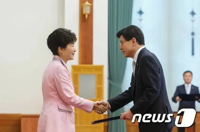 韓国の朴大統領は18日、前日就任した韓国の黄教安新首相に「前部署の力量を総動員して、中東呼吸器症候群（MERS/マーズ）の早期終息に努めてほしい」と依頼した。
