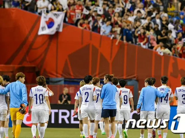 サッカー女子W杯・決勝トーナメントのフランス戦に敗れ、大会を去ることとなった韓国女子代表。だが、決して諦めることのない姿は関心と歓声を得るに十分だった。