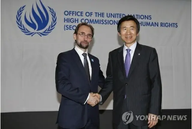 開所式で国連のフセイン人権高等弁務官（左）と握手を交わす尹長官＝２３日、ソウル（聯合ニュース）