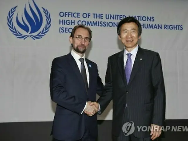 開所式で国連のフセイン人権高等弁務官（左）と握手を交わす尹長官＝２３日、ソウル（聯合ニュース）