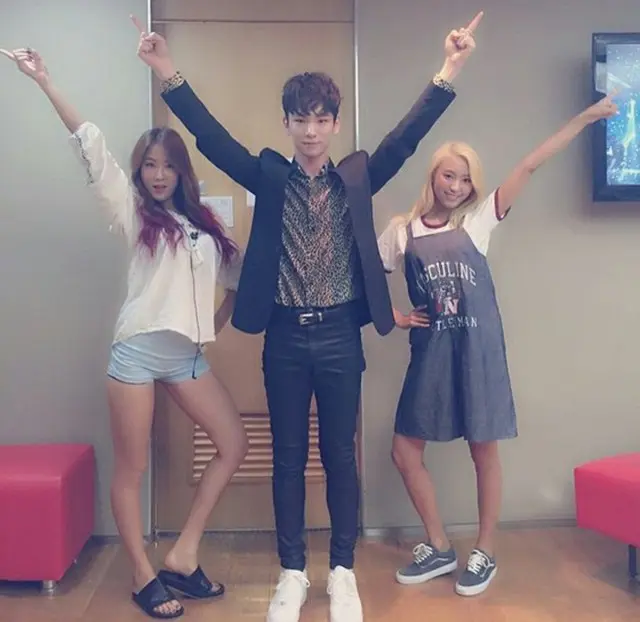 韓国アイドルグループ「SHINee」のキー（Key、23）がガールズグループ「SISTAR」の楽屋を訪れ、メッセージを伝えた。（提供:OSEN）