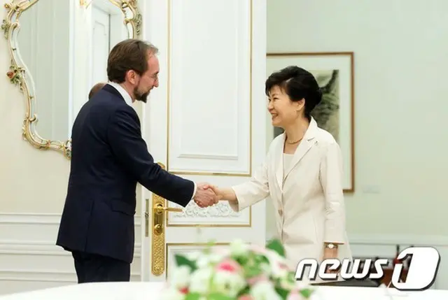 韓国の朴槿恵大統領は25日、慰安婦問題に関して「生涯、苦痛を伴って生きてきた元慰安婦の女性たちが生きていらっしゃる間に名誉と尊厳を回復することが大事だ」と述べた。（提供:news1）