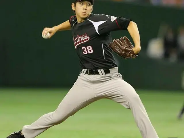 日本プロ野球・千葉ロッテのイ・デウン（李大恩）が危機的状況で登板、2/3イニング無失点に防ぎ、救援勝利をおさめた。