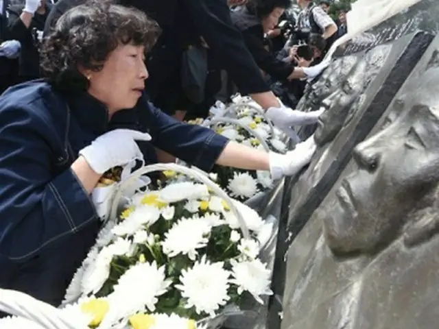 第２延坪海戦犠牲者の死を悼む遺族ら＝２９日、平沢（聯合ニュース）