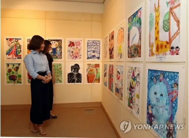 「第３回韓中日児童友好絵画展」＝２９日、釜山（聯合ニュース）