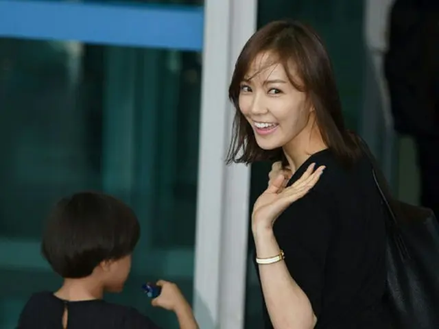 1日、韓国俳優クォン・サンウ（38）の妻で女優のソン・テヨン（34）がグラビア撮影のため、息子ルッキ君と共にタイに出国した。