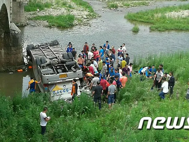 中国東北部の吉林省・集安で1日午後3時半（日本時間午後4時半）ごろ、韓国人公務員らを乗せたバス1台が橋から転落し、少なくとも10人が死亡、16人が負傷した。