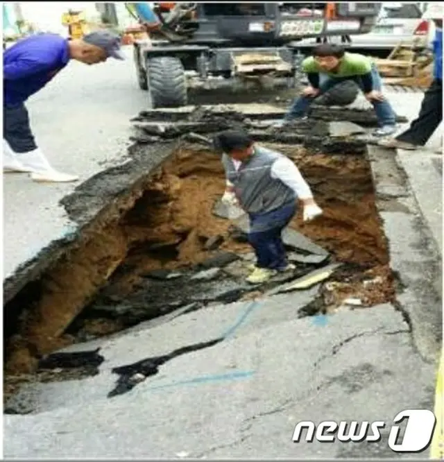 ここ3日間、大雨注意報などが出され、豪雨が続いている韓国・釜山（プサン）市内では9日、一日だけで2か所において道路の陥没が起きた。（提供:news1）