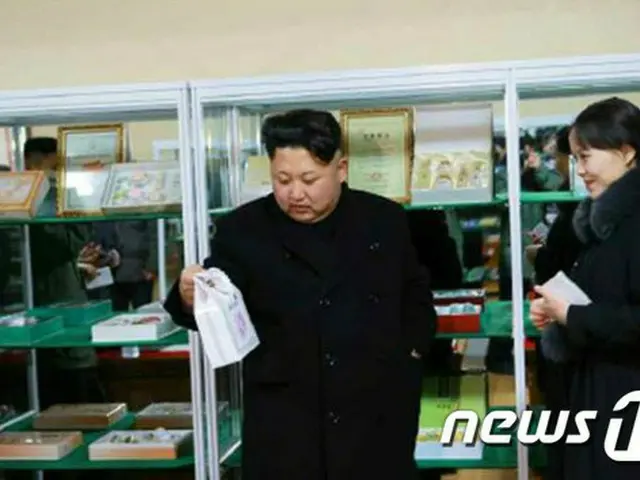 北朝鮮の金正恩（キム・ジョンウン）第1書記が妹である金与正（キム・ヨジョン）党副部長と共に楽浪衛生用品工場を現地視察したと14日、朝鮮中央通信が報じた。