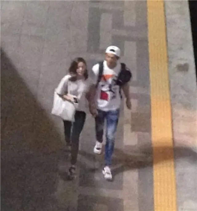 韓国プロ野球サムスン・ライオンズの内野手ク・ジャウク（22）と韓国女優チェ・スビン（21）の手繋ぎツーショット写真が公開され、熱愛説が浮上している。（提供:news1）