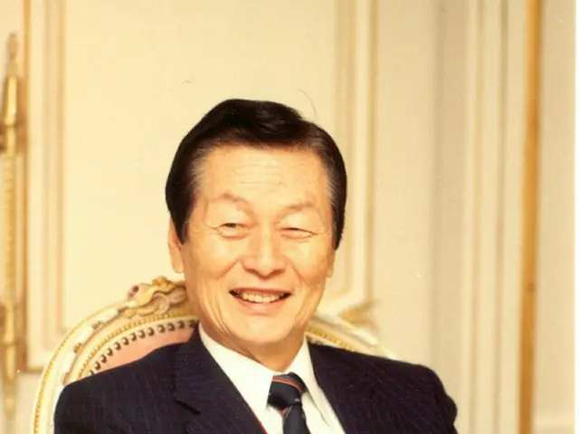 ロッテホールディングスは28日、理事会を開き、創業者の辛格浩（92、シン・ギョクホ、日本名:重光武雄）会長が代表を退き、名誉会長に就任する人事を決定したと日本メディアが報じた。