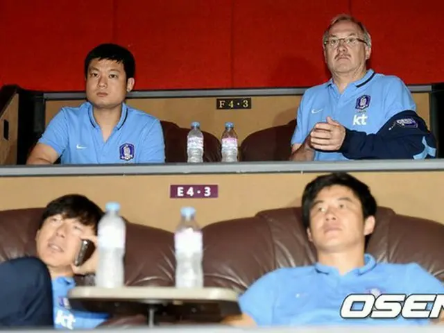 東アジア杯での決戦を控えたシュティーリケ号（韓国サッカー代表）が映画観賞に出かける余裕をみせた。