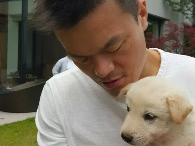 韓国歌手パク・チニョン（43）が親友ペ・ヨンジュン（42）の愛犬（珍島犬）と撮った写真で注目されている。（提供:news1）