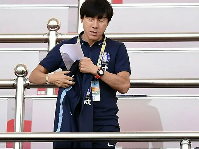 中国戦に臨むサッカー韓国代表・シュティーリケ号のベンチにはシン・テヨンコーチの姿が見えなかった。なぜだろうか。