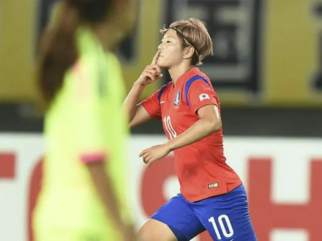 ユン・ドクヨ監督率いるサッカー女子韓国代表は4日、中国・武漢で行われた2015東アジア杯の日本との第2戦で2-1と勝利を収めた。（提供:OSEN）