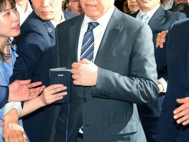 重光昭夫（韓国名:辛東彬/シン・ドンビン、60、重光武雄の次男）ロッテグループ会長が経営権継承の核心である日本L投資会社の代表取締役職をすべて掌握したことがわかった。