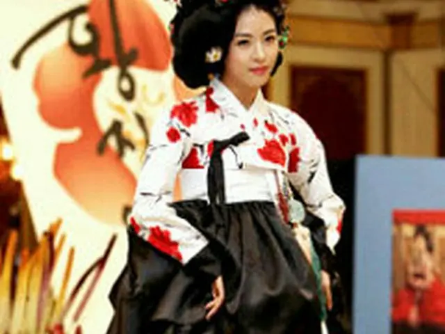 制作報告会にドラマの衣装で登場したハ・ジウォン＝2006年（聯合）