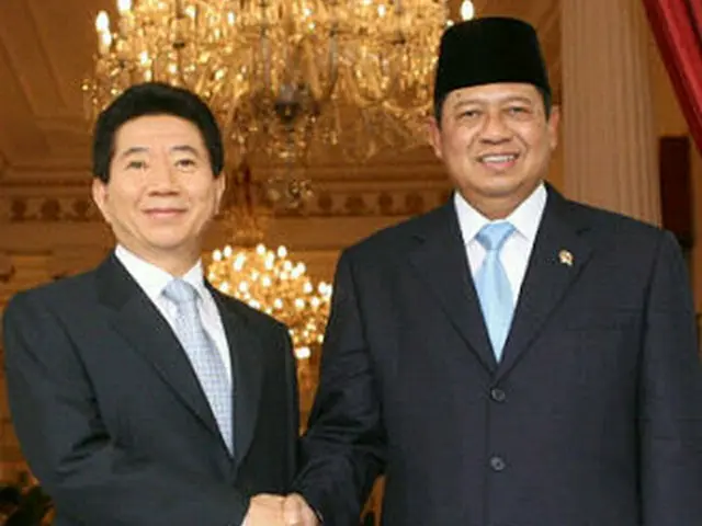 握手を交わす盧武鉉大統領（左）とユドヨノ大統領＝4日、ジャカルタ（聯合）