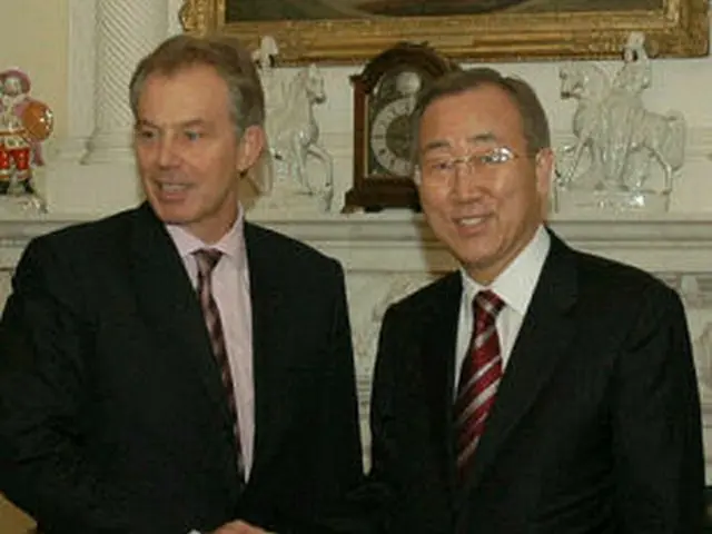 ブレア英首相と握手する潘基文・次期国連事務総長（右）＝5日、ロンドン（聯合）