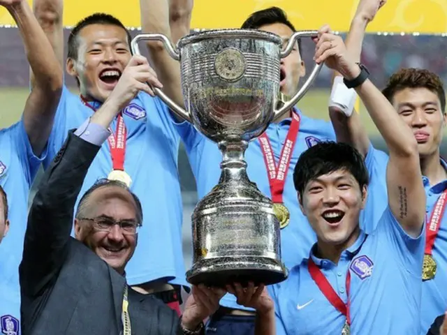 ウリ・シュティーリケ監督率いる韓国男子サッカー代表チームは9日（日本時間）、東アジア杯で1勝2敗を記録し、2008年大会優勝以来、7年ぶりに王座を奪還した。